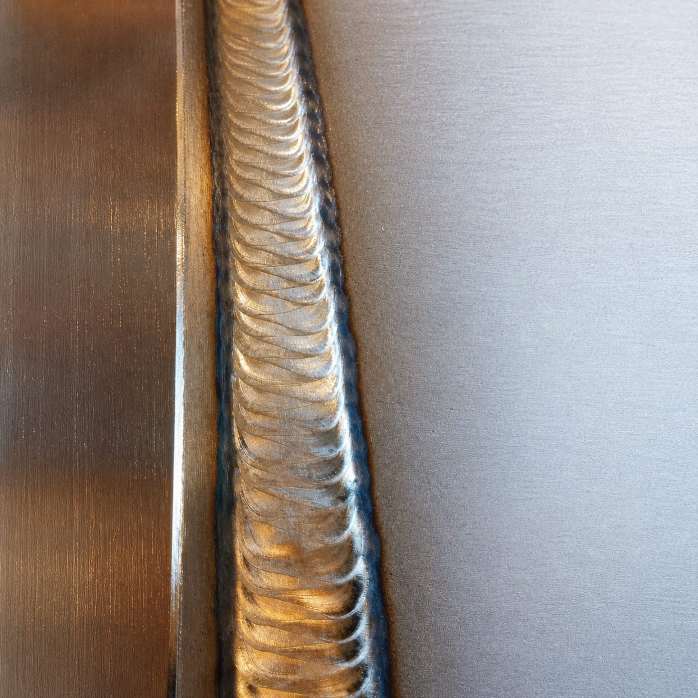 Macro d'un cordon de soudure TIG régulier sur inox