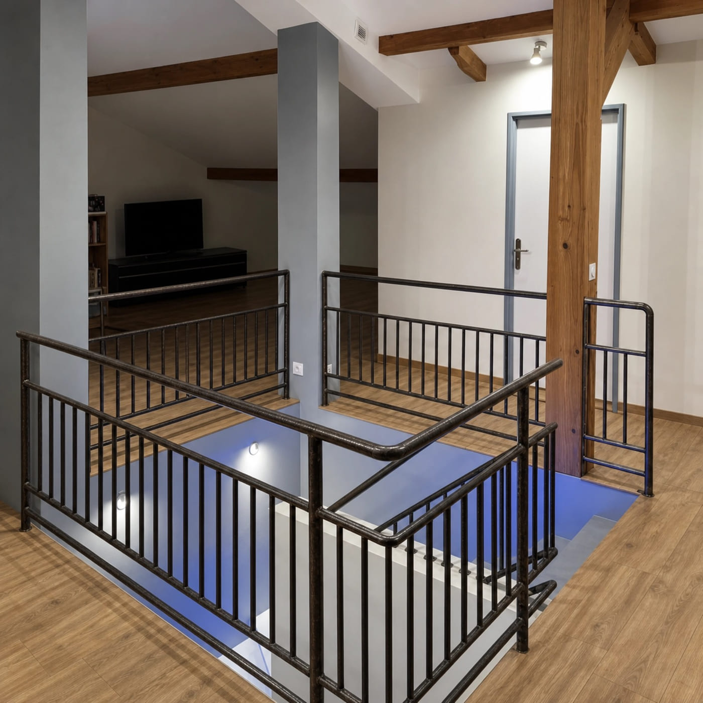 Garde-corps et rampe d'escalier métalliques sur mesure dans une maison