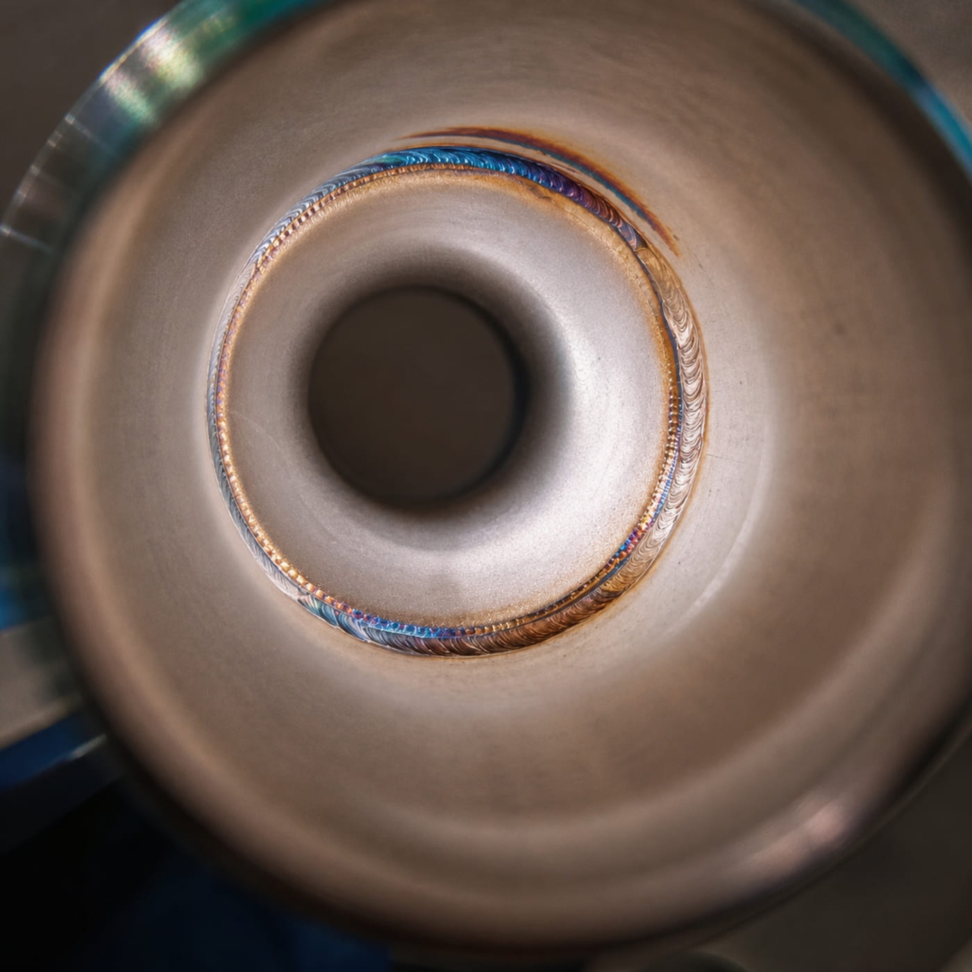 Vue intérieure d'une soudure circulaire dans un tube inox